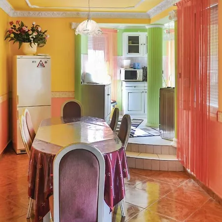 Five Bedroom Holiday In Balatonföldvár