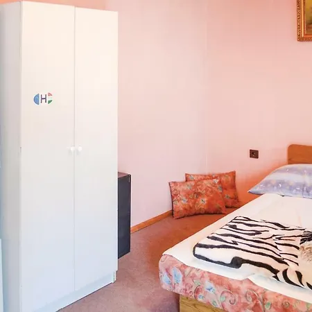 Five Bedroom Holiday In Balatonföldvár