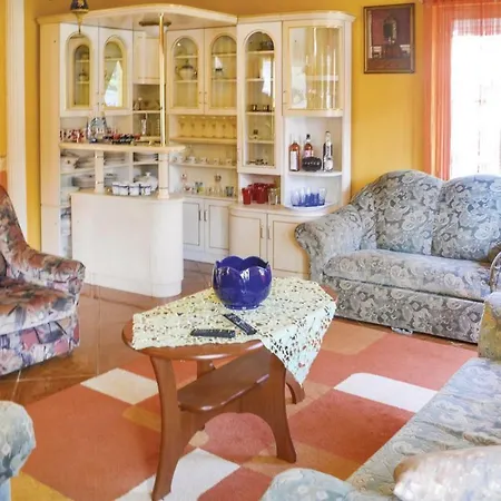Five Bedroom Holiday In Balatonföldvár